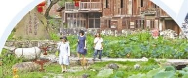 游客在尧古村漫步。（荔波县融媒体中心供图）