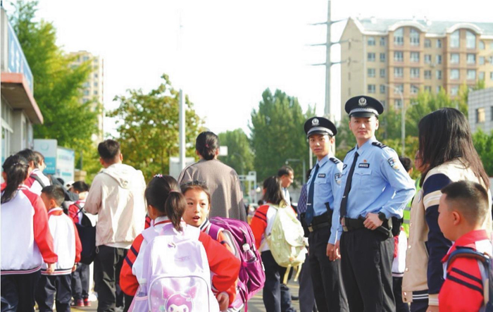     辽阳市公安局文圣分局民警引导学生有序入校。 本报记者 严佩鑫 摄