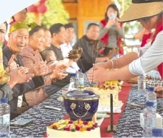 天柱县集体生日会上老人开心唱生日歌。（黔东南州民政局供图）