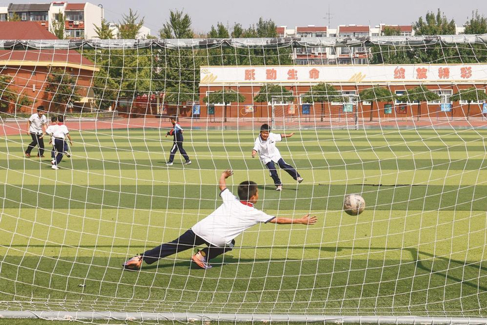     光明实验小学学生在课间活动中踢足球。    马铭甫 摄