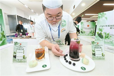 　　选手精心调制创意饮品。本报记者 刘洋摄