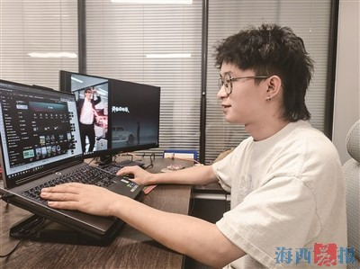 　　谢佳鹏正在制作AI短剧。记者 叶子申 摄