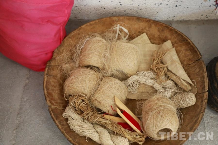 维西非遗工坊内，尚未染色的麻线。