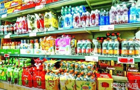 9日，德国汉诺威，一家超市内摆放着各种饮品。