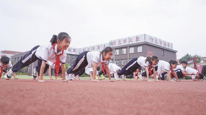     荣华道小学学生在课间进行体能训练。                                 王泽亚 摄