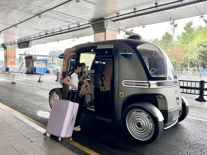 旅客体验自动驾驶摆渡服务