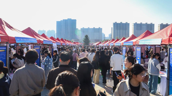 火爆的招聘会现场。（内蒙古财经大学供图）
