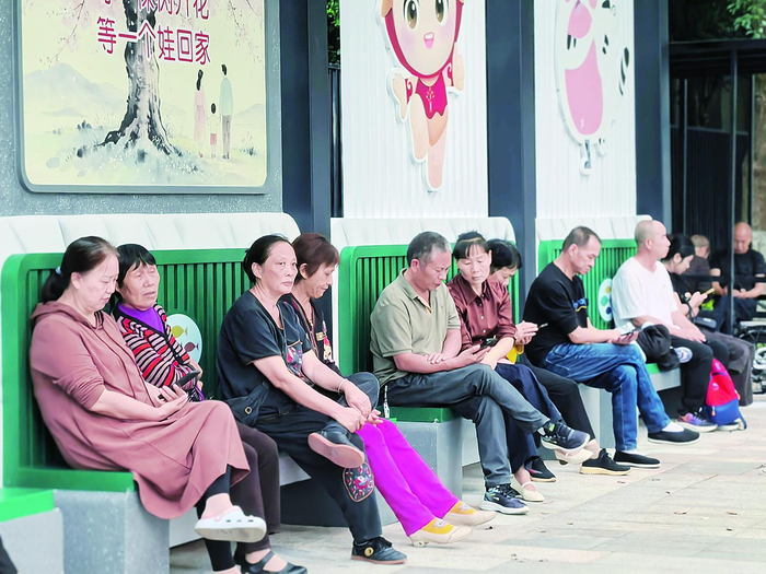     等待接学生的家长们