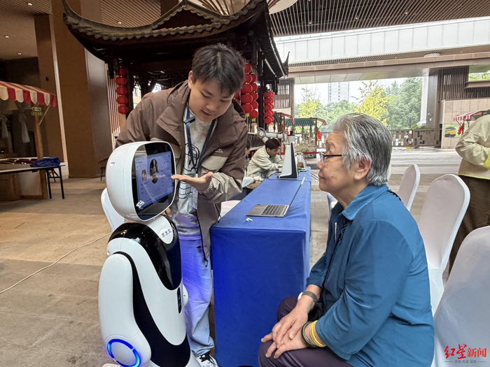 ▲老人在体验非接触式检测