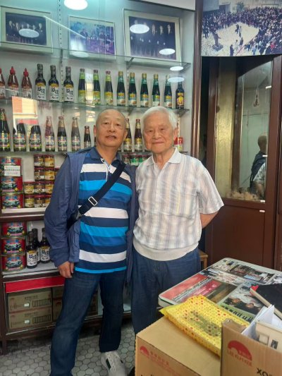 黄清林参观李锦记位于澳门的百年老店，和李锦记的老员工威叔（右）合影