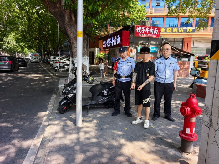  王某指认偷盗现场。