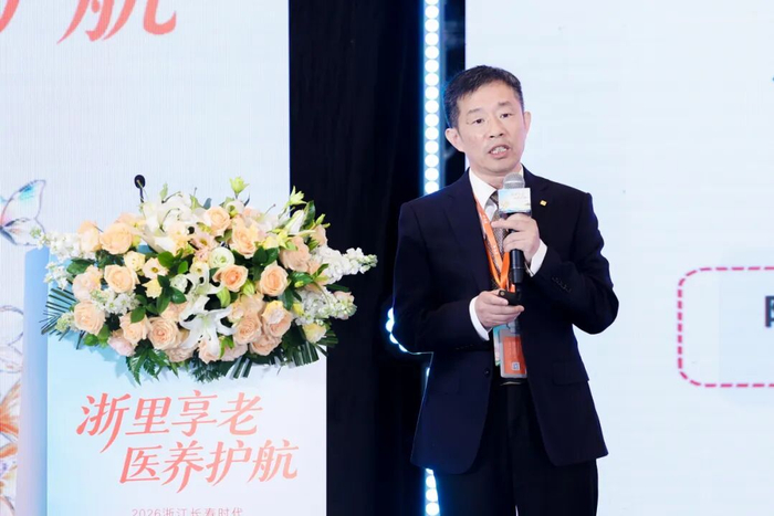 上图：浙江大学公共管理学院刘晓婷教授发表《长期护理保险制度背景下医养结合的模式升级》主旨演讲