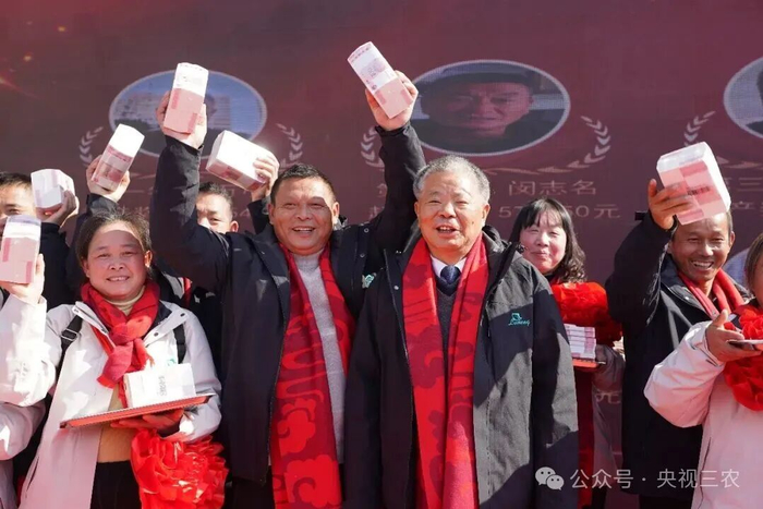 （2026年1月9日，在江西省安义县鼎湖镇，种粮大户凌继河给农民发放年终奖）