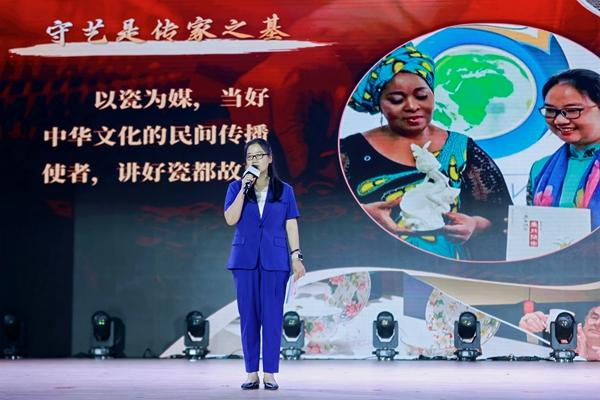 全国文明家庭代表池珠香在活动现场作宣讲