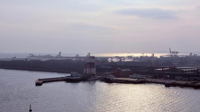观景平台上远眺港口码头 朱马烈/摄