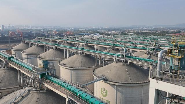 廊道穿梭、筒仓林立，自动化廊道实现粮食“不落地”转运。朱马烈/摄