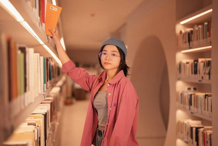 小铭每月选购上百册新书补充馆藏
