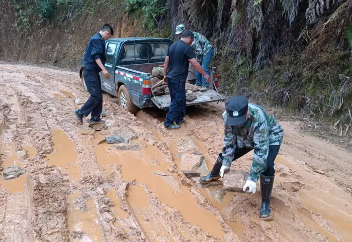 硬化前的泥泞道路