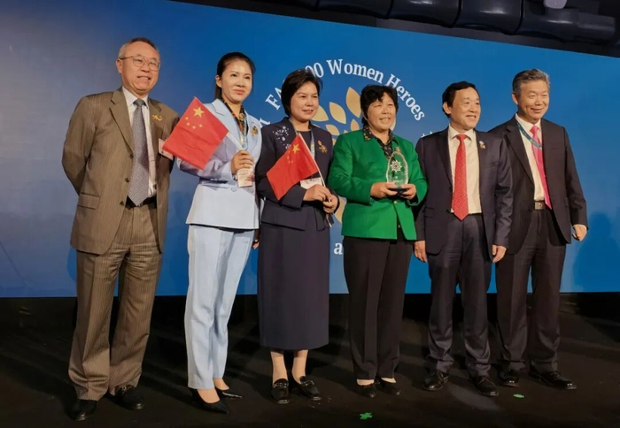 联合国粮农组织总干事屈冬玉、联合国副秘书长李军华及中国常驻联合国粮农机构代表大使张陆彪与三位获奖者合影。图源：粮农组织