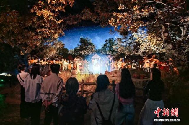 10月13日，观众在大河村遗址博物馆新馆欣赏沉浸式影片“仰韶之光”。中新社记者 应妮 摄