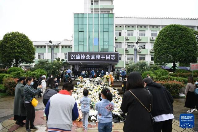 2021年5月23日，人们在湖南杂交水稻研究中心悼念袁隆平院士。新华社记者 薛宇舸 摄