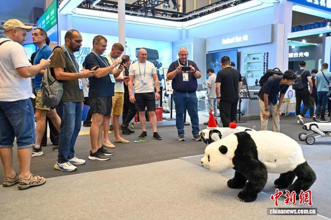  图为一款“熊猫”四足机器人吸引境外采购商。中新社记者 陈骥旻 摄