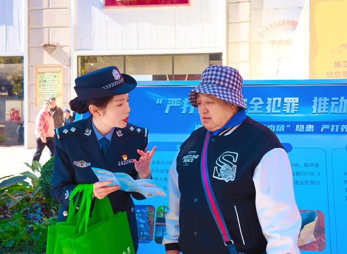 干警向市民讲解食品安全知识