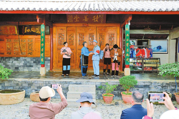 新庄村村民演出乡土实景舞台剧《送别》。记者 高吴双 摄