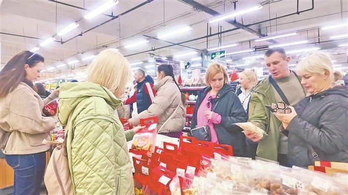     俄罗斯游客选购商品。