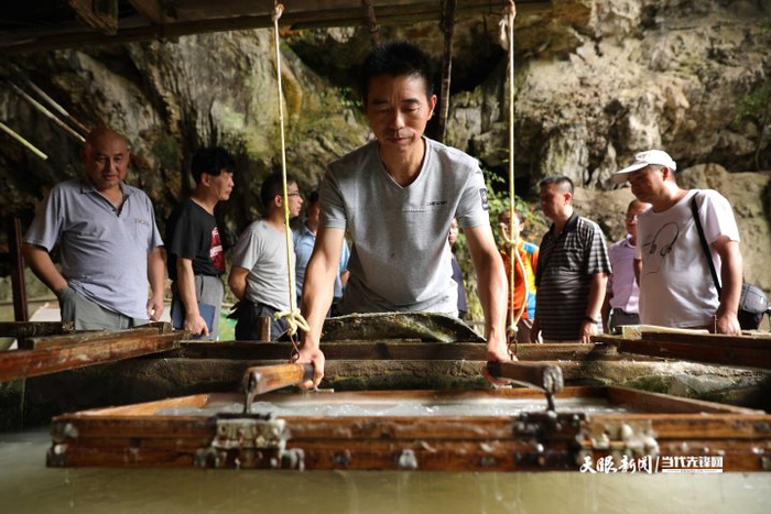 贵州省黔东南苗族侗族自治州丹寨县南皋乡石桥村，国家级非遗代表性传承人王兴武在洞中作坊抄纸。
