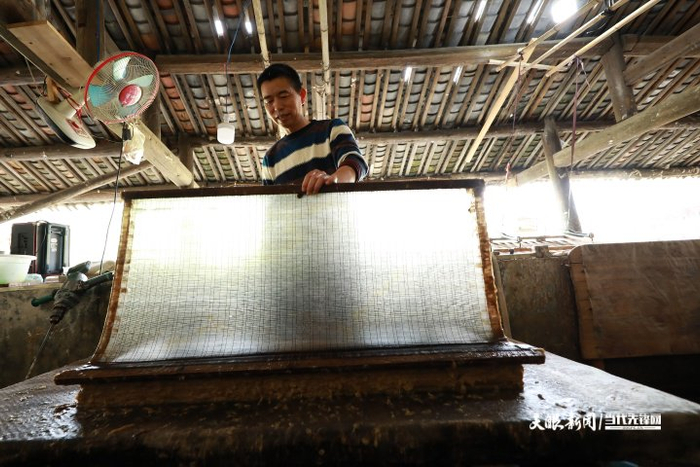 在贵州省丹寨县南皋乡石桥村皮纸作坊，王兴武在制作手工皮纸。