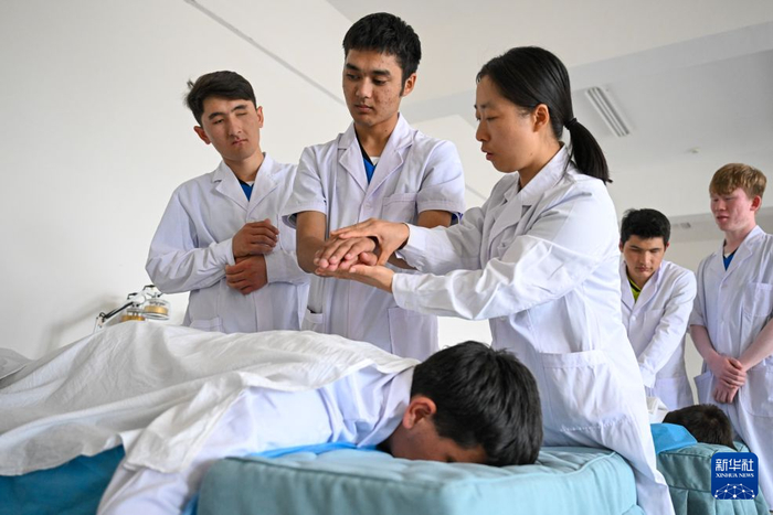 　　在新疆特殊教育职业中专学校，新疆盲人足球队队员在上按摩学基础实操课（10月14日摄）。新华社记者 丁磊 摄