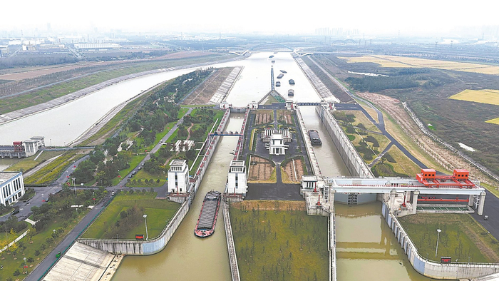10月15日，引江济淮蜀山复线船闸试运行。本报记者 王珂 摄