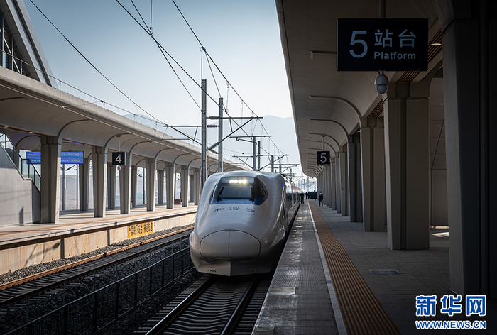 2022年12月16日，首班列车驶出红河站。新华社记者 王冠森 摄