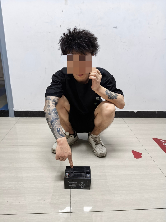 王某指认偷来的电瓶。
