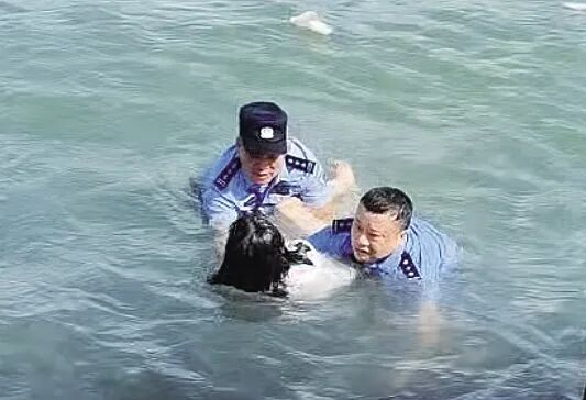 10月13日，海口一女子因情感纠纷突然跳海，两名民警立即施救。（凤翔派出所供图） 