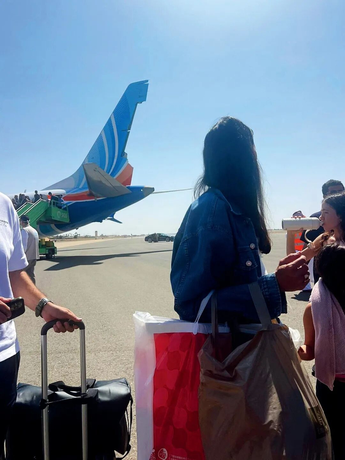 　9月30日，迪拜航空FZ1073航班迫降在沙特阿拉伯塔布克的机场，客机尾翼可见受损。图/视觉中国