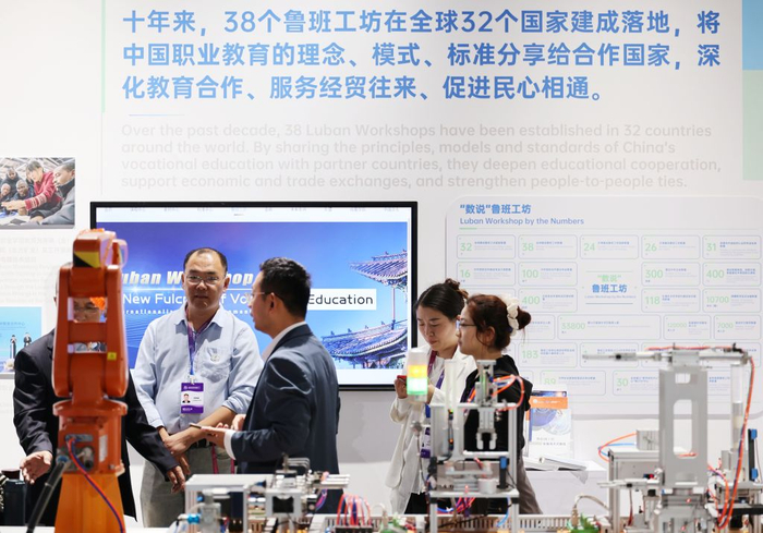 10月16日，与会者参观2026年世界职业技术教育发展大会中国职业教育专题展。新华社记者 李然 摄