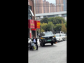 方程豹8名场面走红：车轮锁死还能跑 三轮行驶引发路人围观