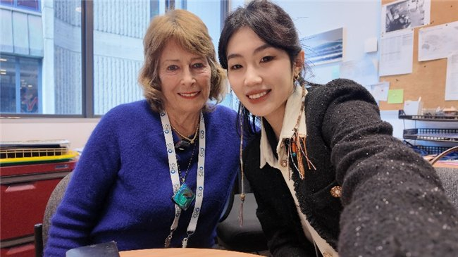 图为Jillian Cornish教授与奥己新西兰总部员工Josie Hu合影