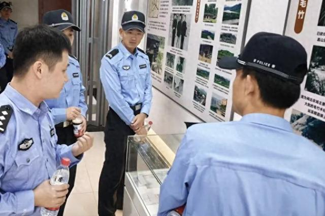 （图为参观场史陈列室） 