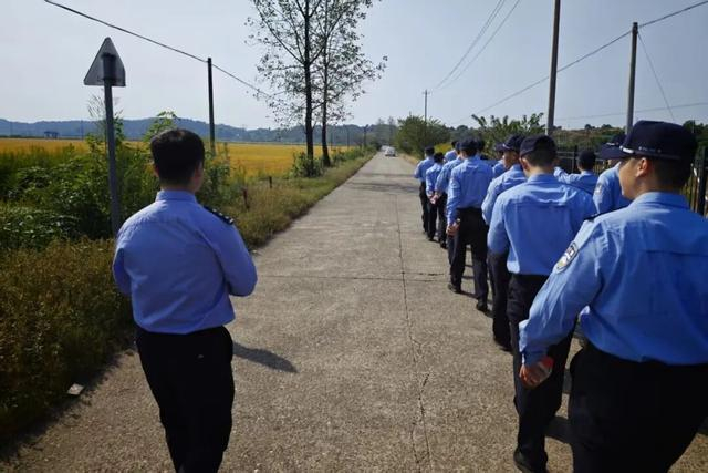 （图为徒步参观分场旧址路途中） 