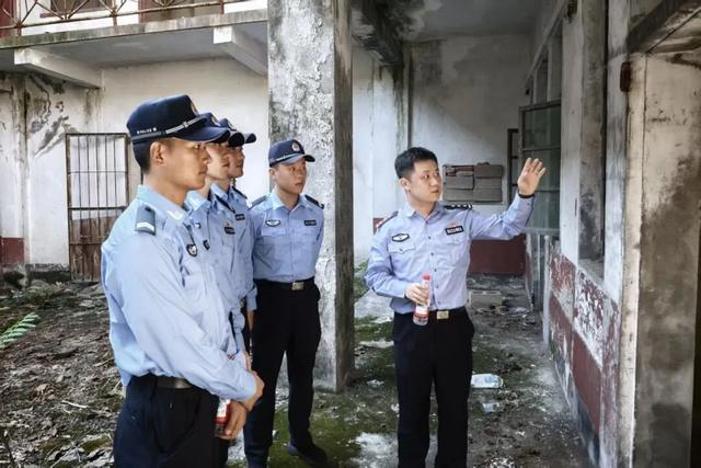 （图为参观铜岭山旧址） 