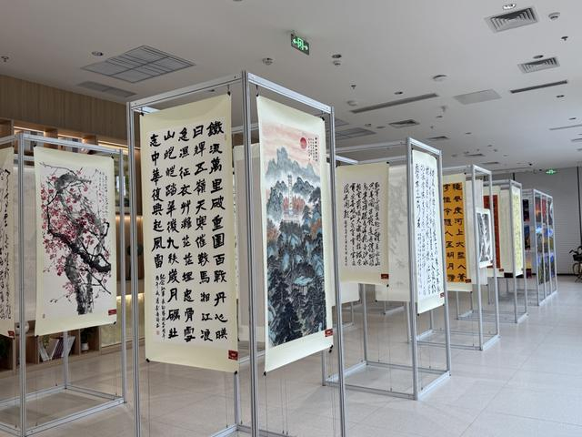 老年作品风采展示角。沈思怡 摄