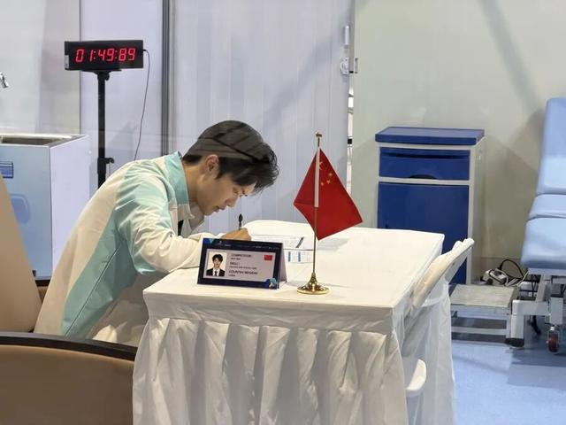 闵思达在世赛上做临床记录。上健医 供图 