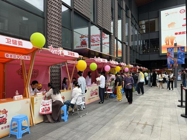 奉贤区第三届银发生活“+”年华集市。沈思怡 摄