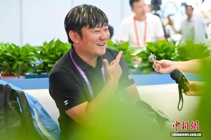 图为张雪在广交会展馆接受媒体采访。中新社 记者 陈骥旻 摄