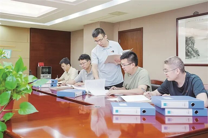 图为江苏常州经开区纪检监察工委工作人员进行研讨。胡静 摄