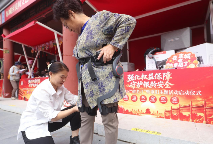 居民体验外骨骼机器人。新京报记者 王贵彬 摄