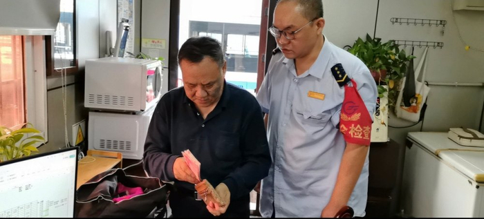 失主赵先生领回丢失的背包。
